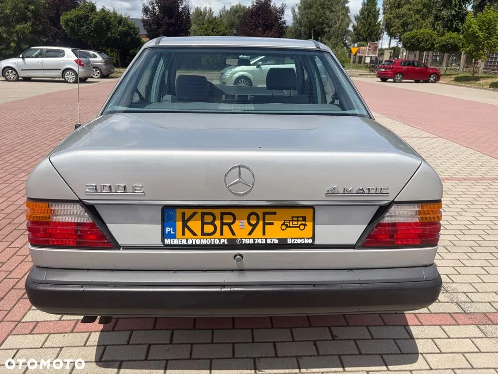 Mercedes-Benz W124 1988 photo 5