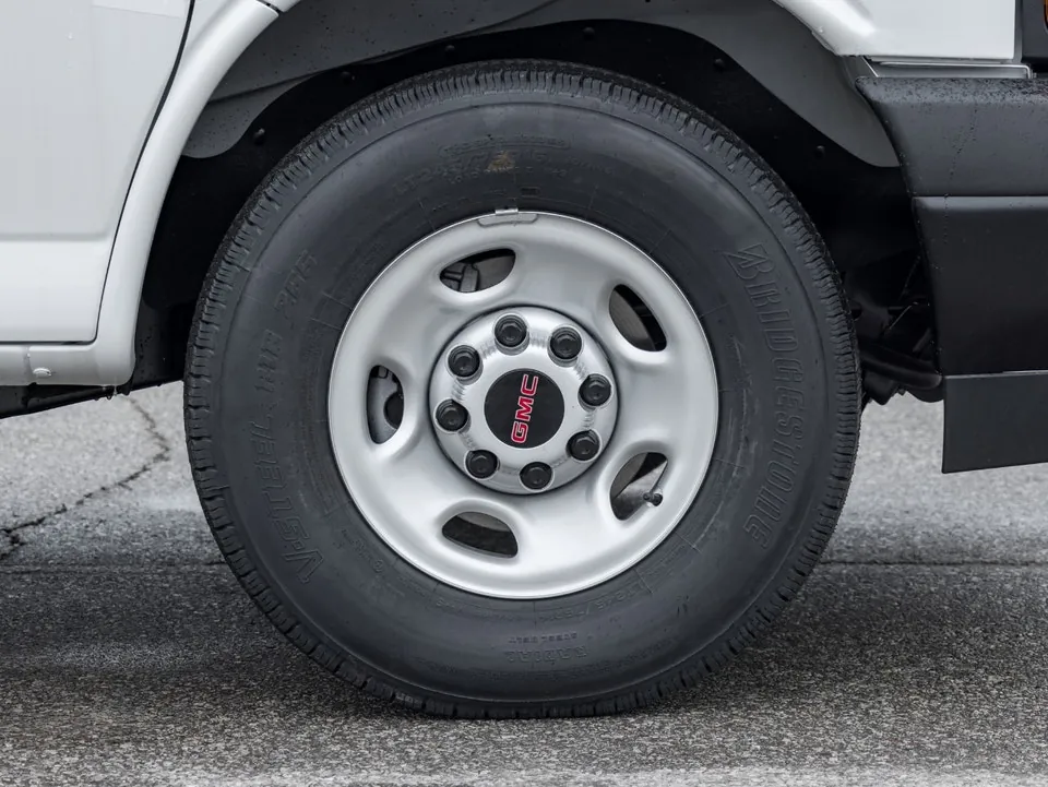 GMC Savana 2025 photo 4