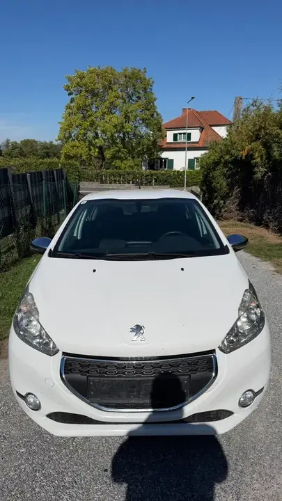 Peugeot 208 2015 photo 2