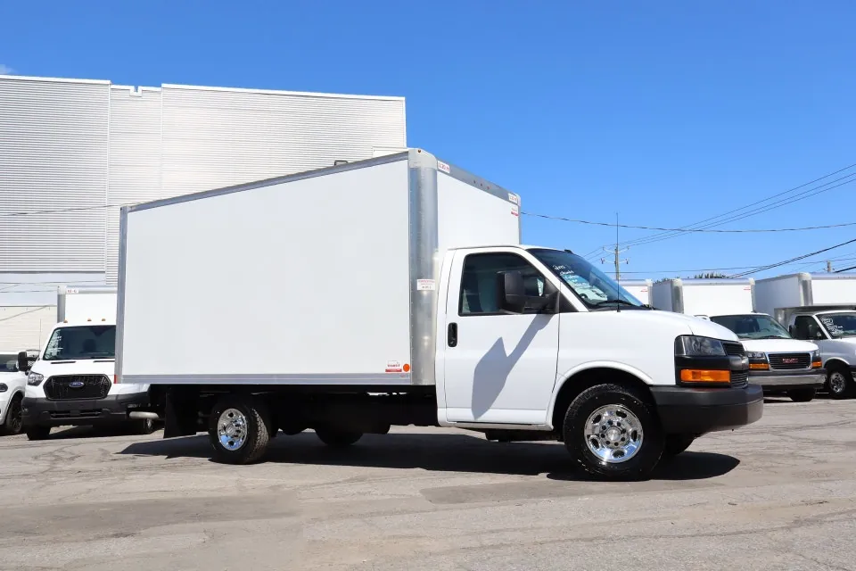 Chevrolet Express 2025 photo 2
