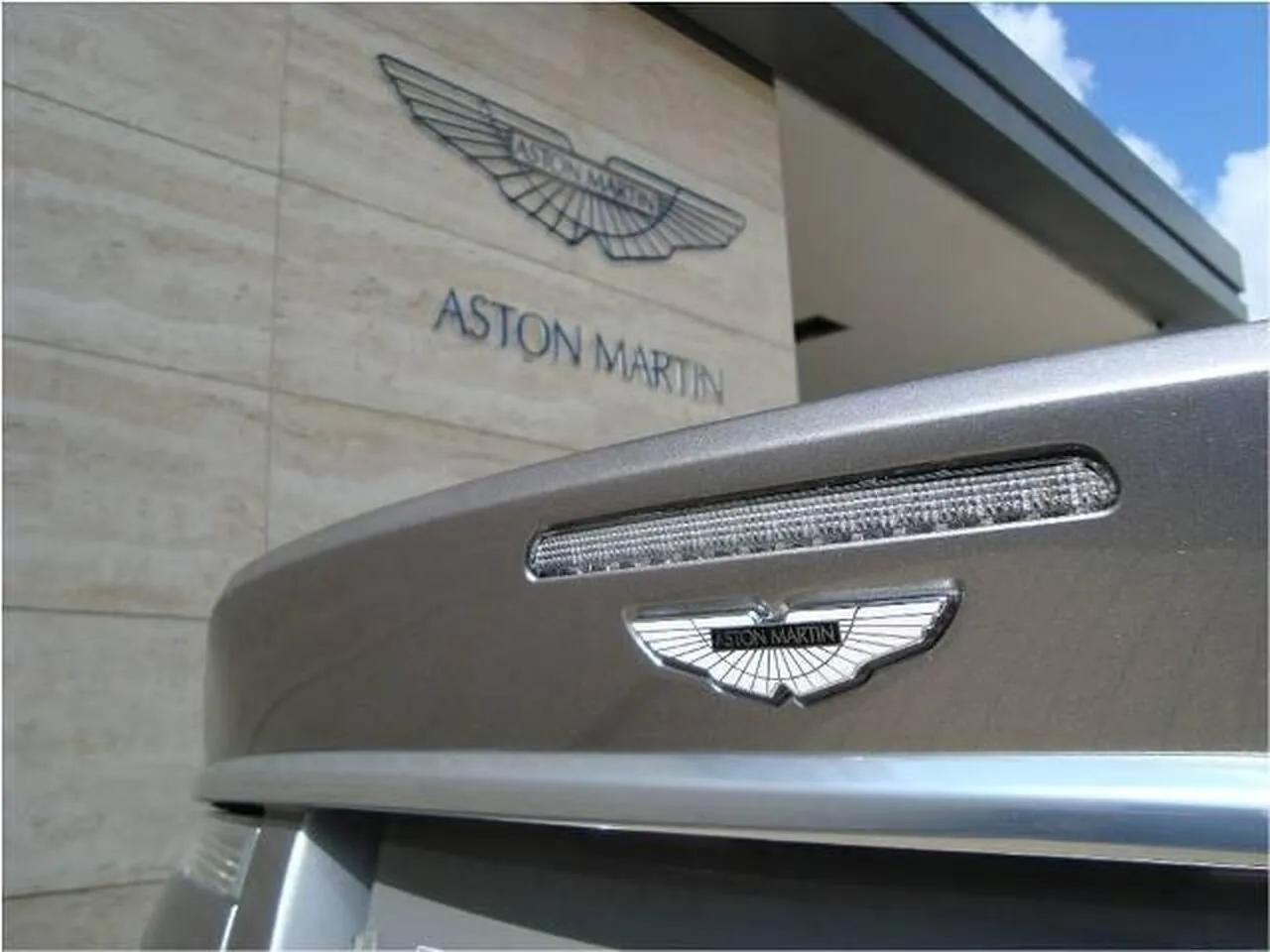 Aston Martin Vantage 2018 photo 5