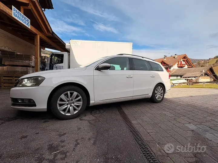 Volkswagen Passat 2012 photo 2