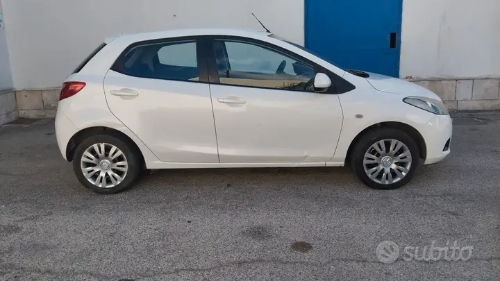 Mazda Mazda2 2010 photo 2