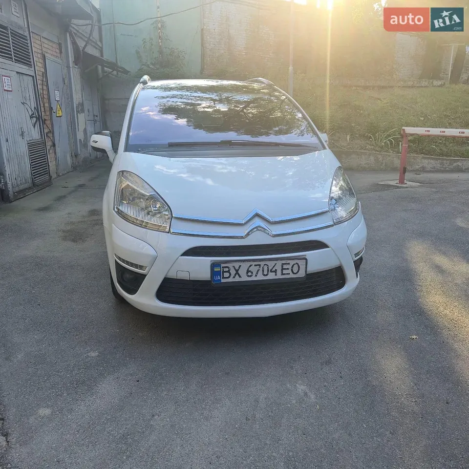 Citroen Grand C4 Picasso 2010 photo 2