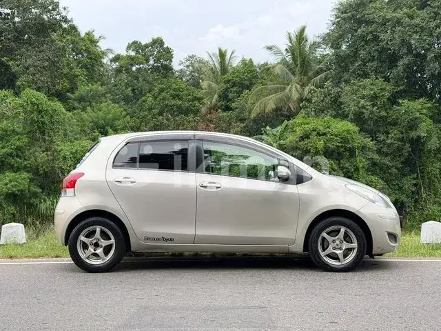 Toyota Vitz 2009 photo 4