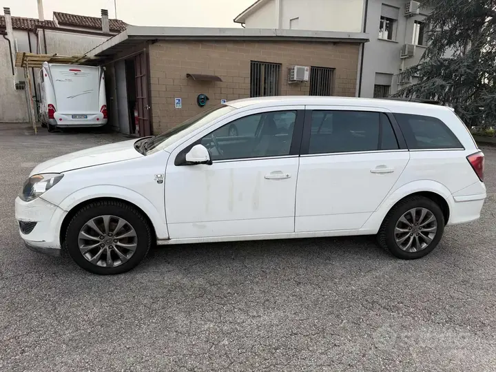 Opel Astra 2010 photo 3