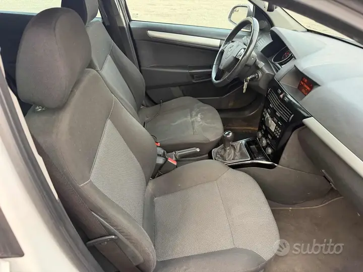 Opel Astra 2010 photo 4