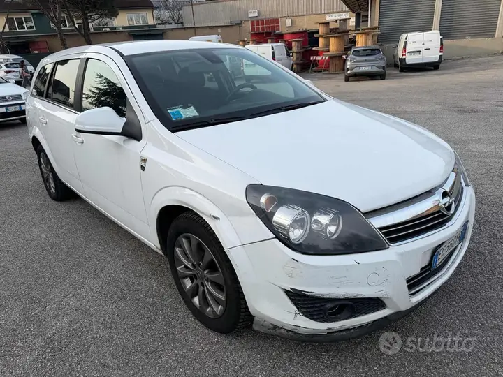 Opel Astra 2010 photo 2