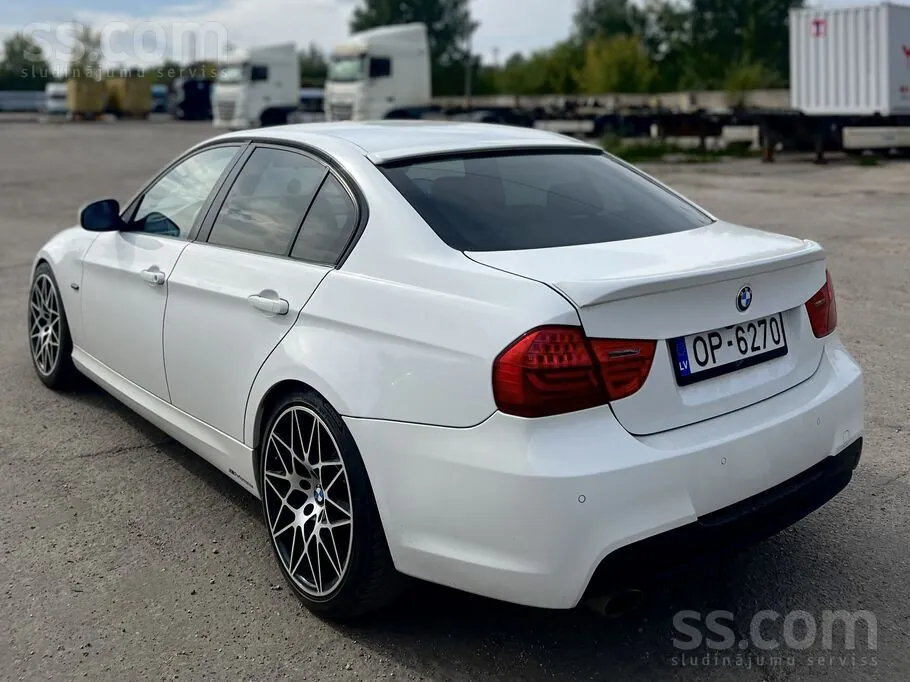 BMW 318 2009 photo 2