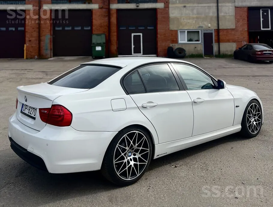 BMW 318 2009 photo 3