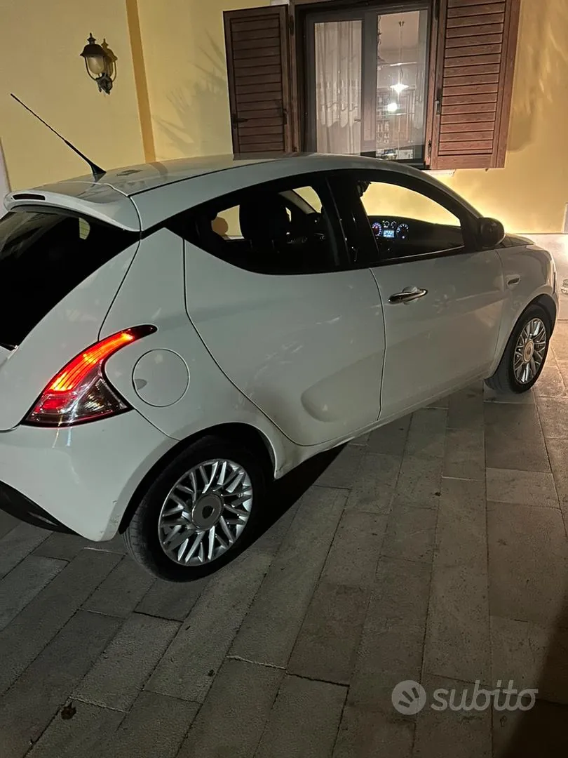 Lancia Ypsilon 2014 photo 2