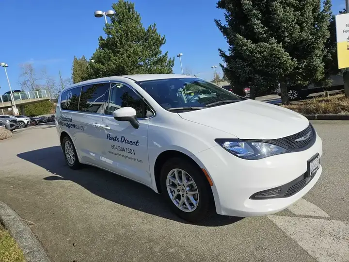 Chrysler Grand Caravan 2022 photo 2