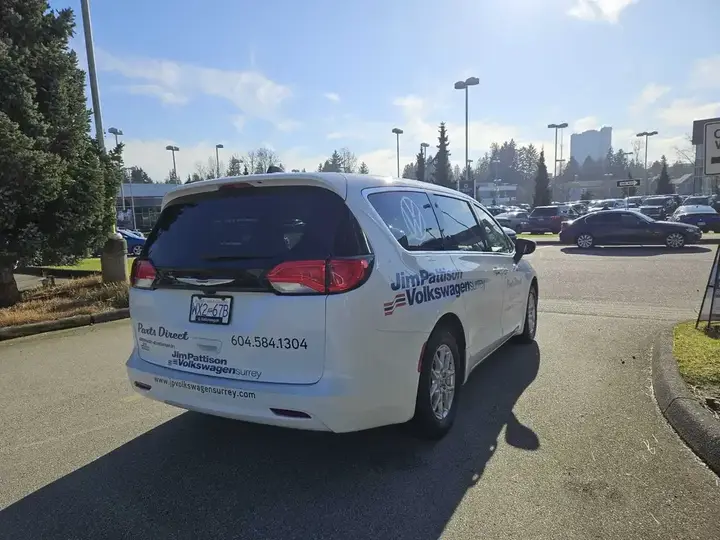 Chrysler Grand Caravan 2022 photo 3
