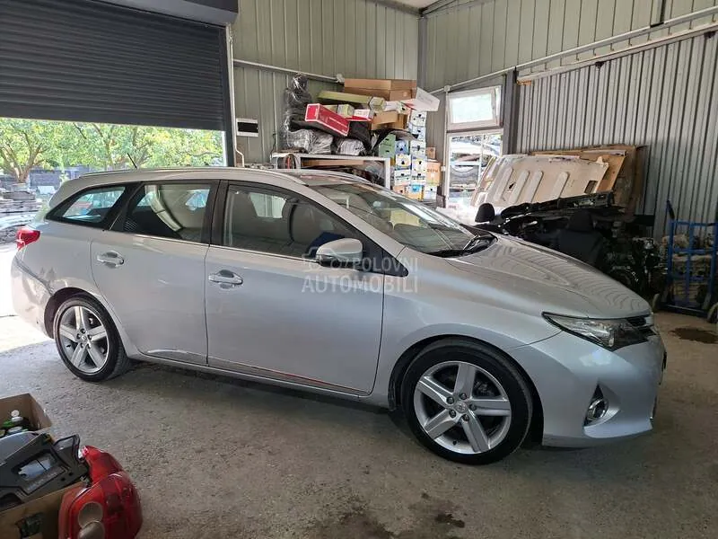 Toyota Auris 2014 photo 3