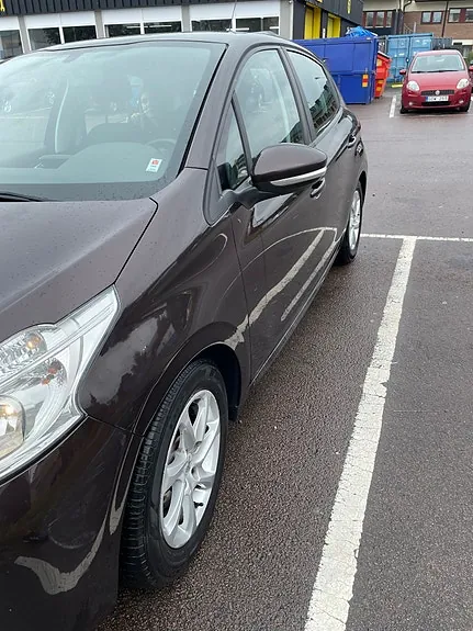 Peugeot 208 2012 photo 4