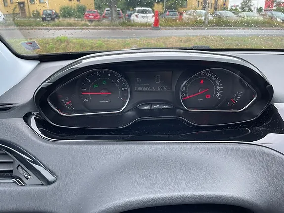 Peugeot 208 2012 photo 2
