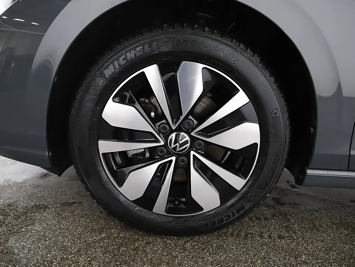 Volkswagen Golf 2024 photo 3