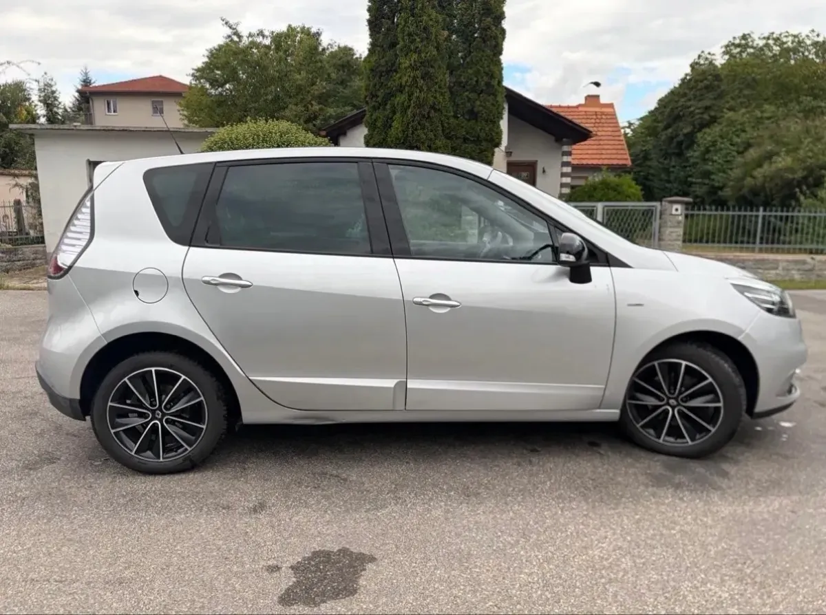 Renault Scenic 2012 photo 2