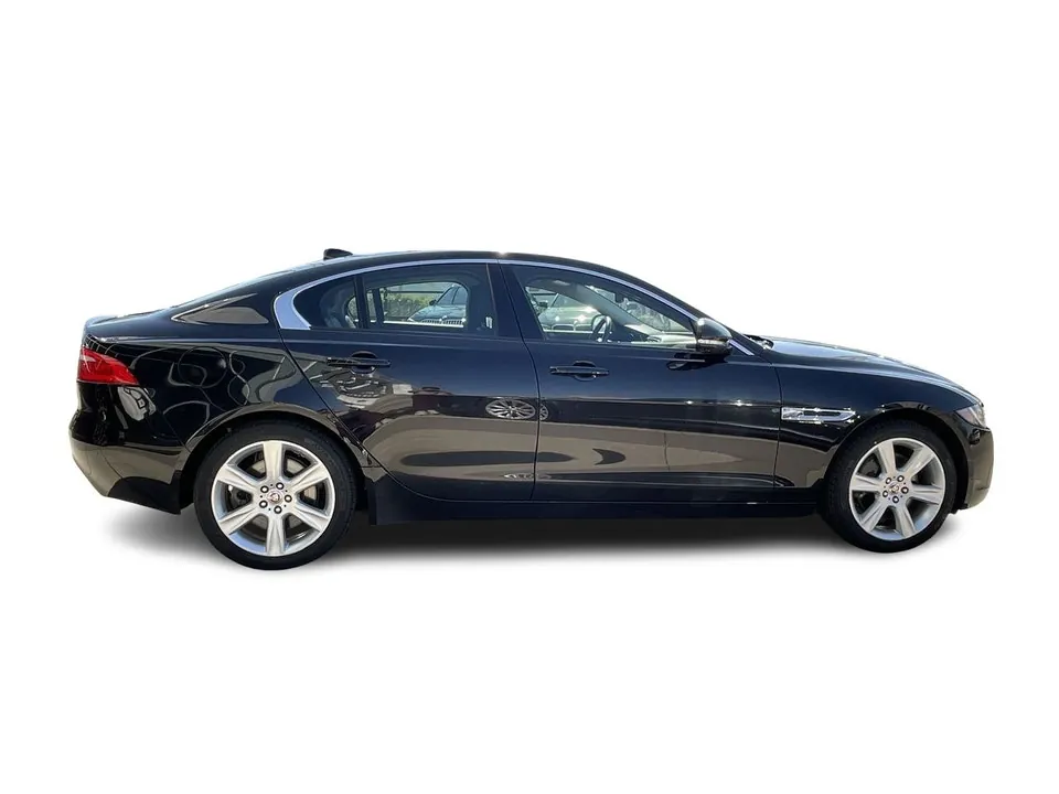 Jaguar Xe 2018 photo 3