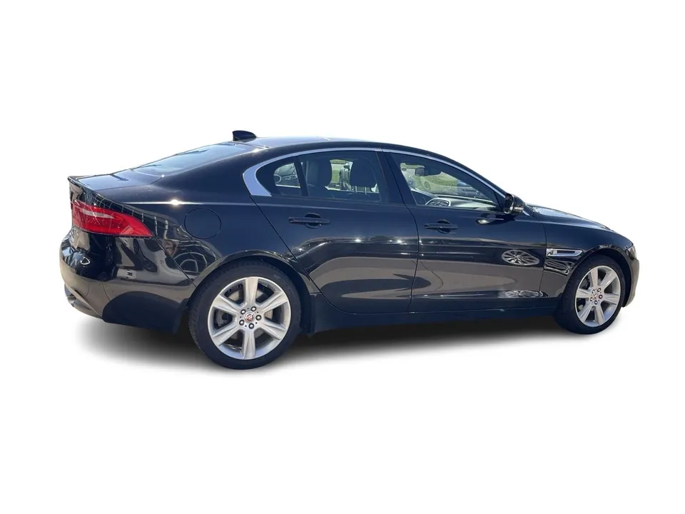 Jaguar Xe 2018 photo 2