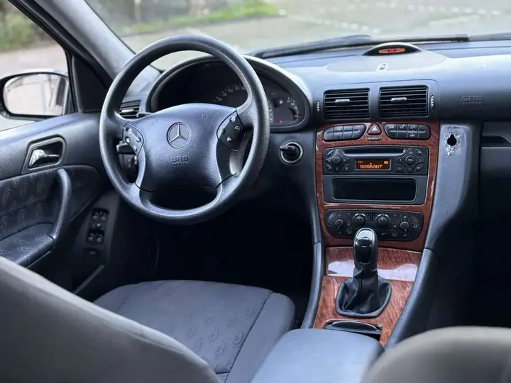 Mercedes-Benz C180 2003 photo 2