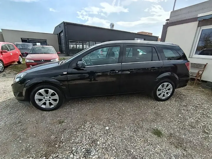 Opel Astra 2009 photo 2