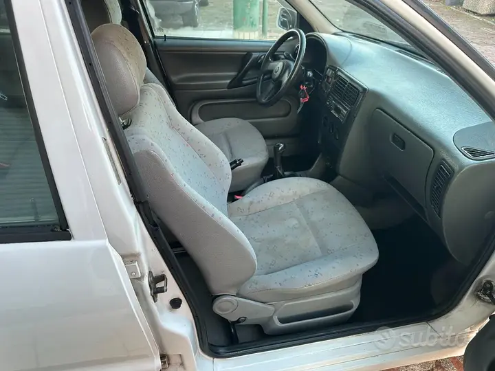 Volkswagen Polo 1995 photo 5
