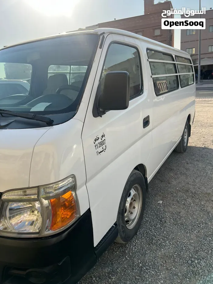 Nissan Urvan 2012 photo 2