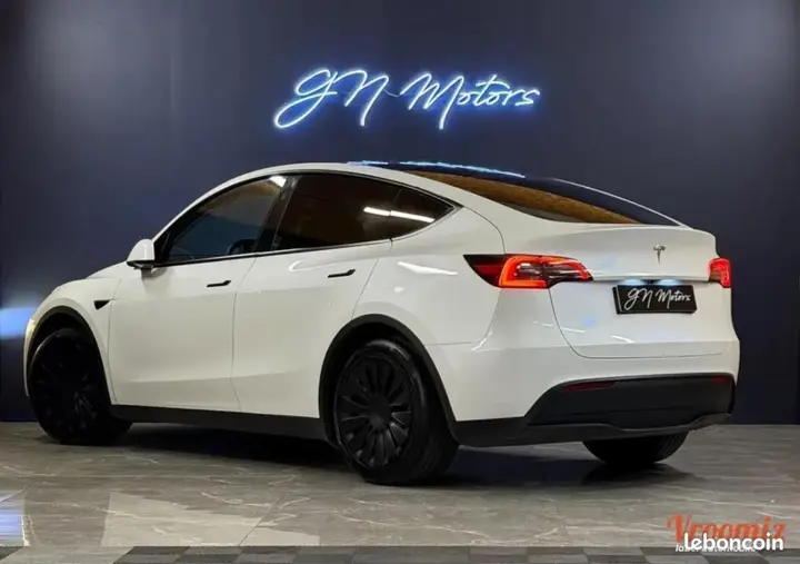 Tesla Model Y 2024 photo 2