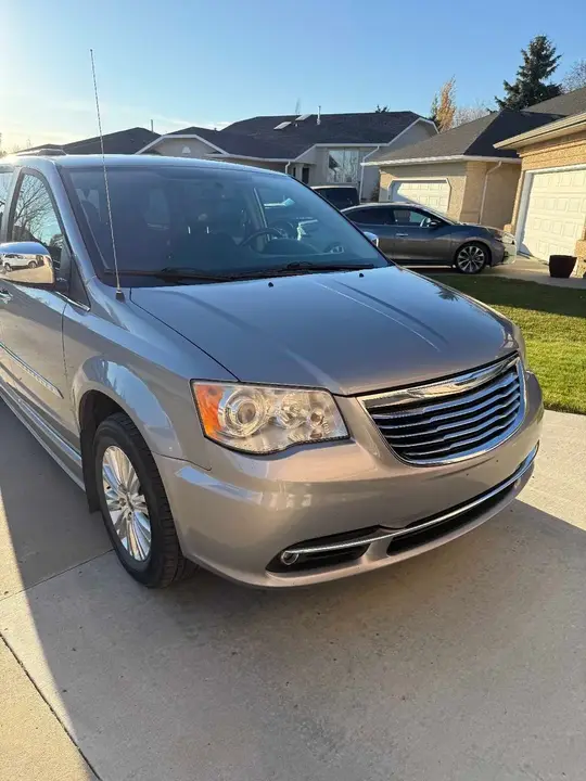 Chrysler Town & Country 2013 photo 3