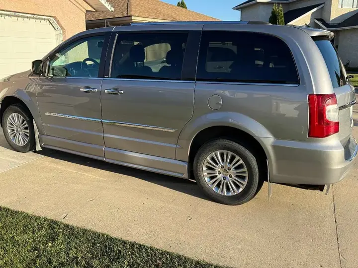 Chrysler Town & Country 2013 photo 5