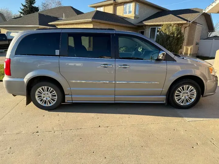 Chrysler Town & Country 2013 photo 2