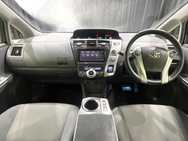 Toyota Prius Alpha 2014 photo 2
