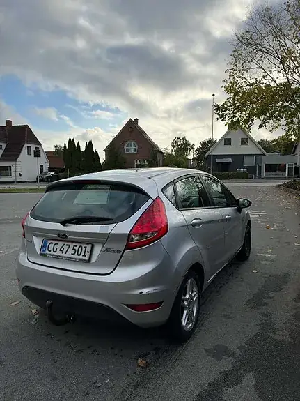 Ford Fiesta 2010 photo 2