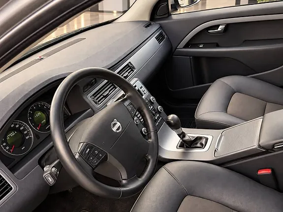 Volvo V70 2010 photo 4