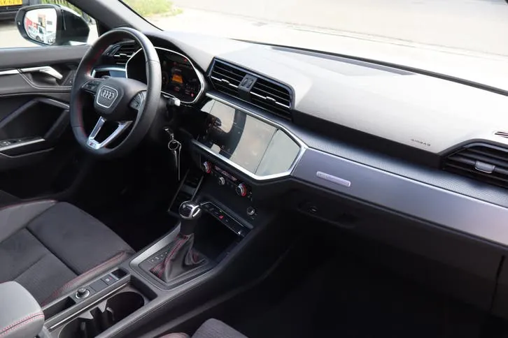 Audi Q3 2023 photo 2