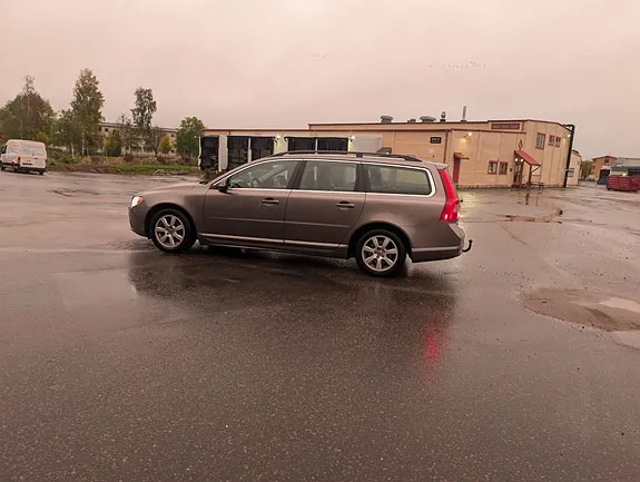 Volvo V70 2011 photo 2