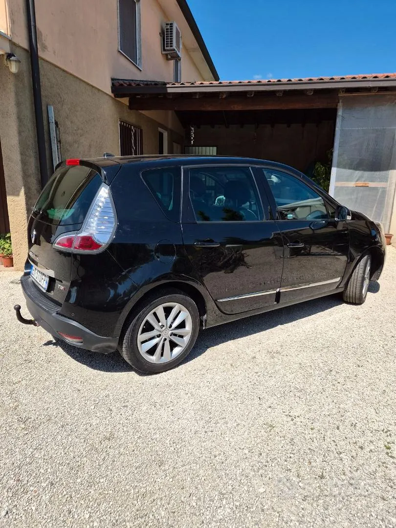 Renault Scenic 2012 photo 2