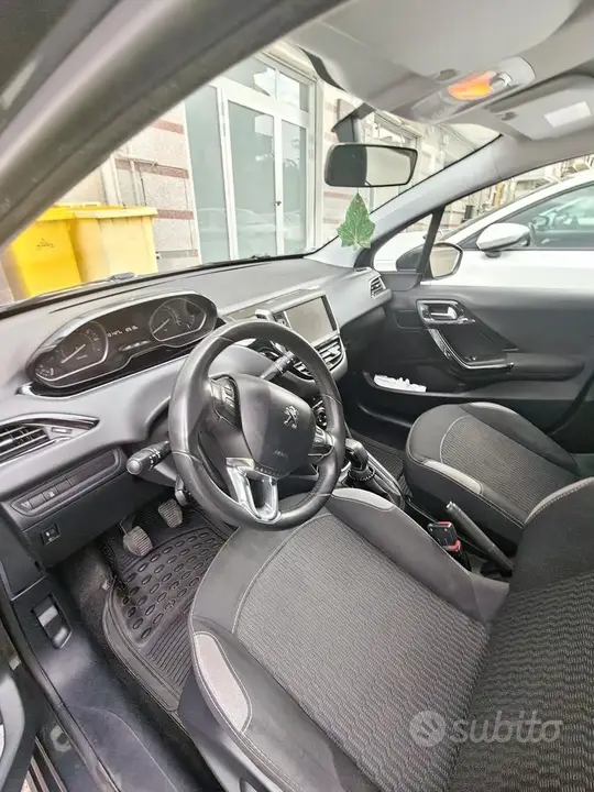 Peugeot 208 2015 photo 5