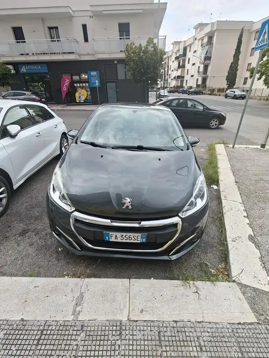 Peugeot 208 2015 photo 3