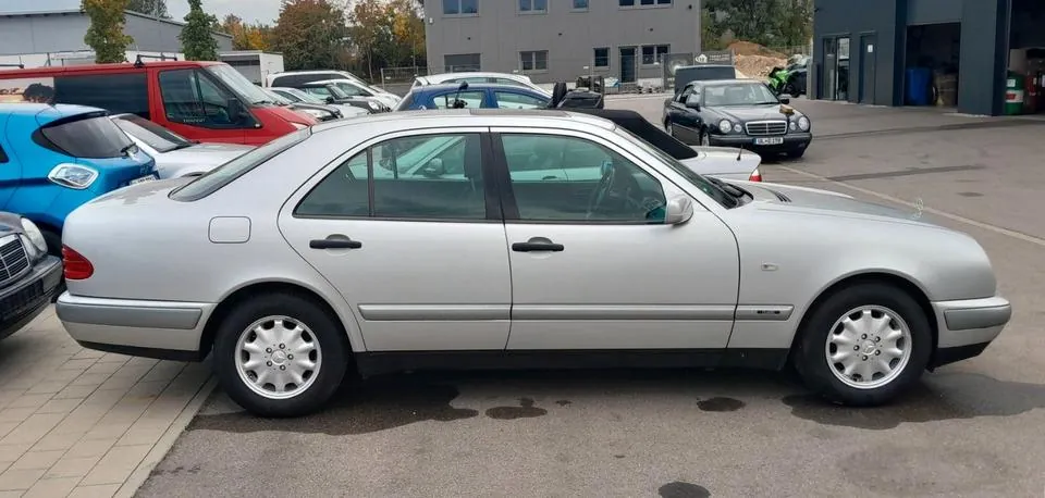 Mercedes-Benz E 240