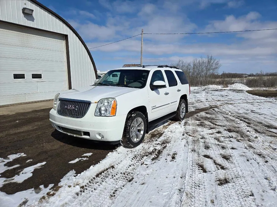 GMC Yukon 2010 photo 2