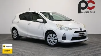 Toyota Aqua 2012 photo 2
