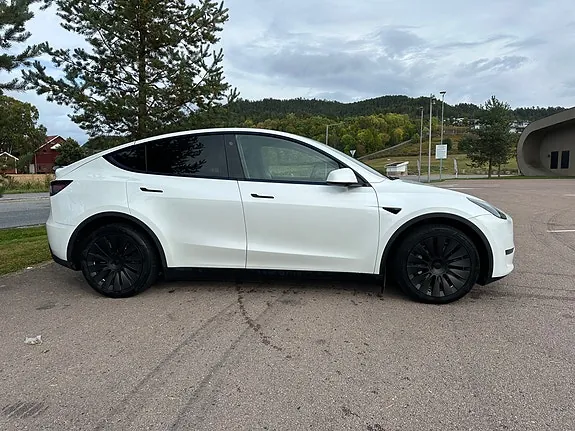 Tesla Model Y 2023 photo 4