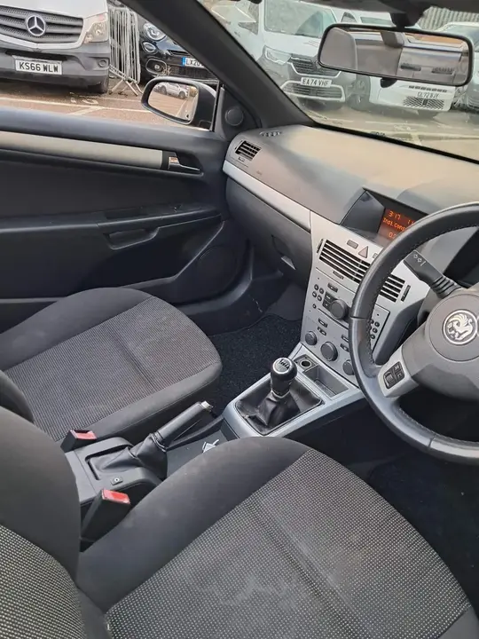 Vauxhall Astra 2009 photo 5