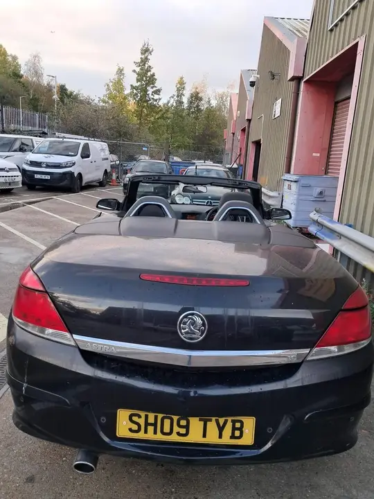 Vauxhall Astra 2009 photo 2