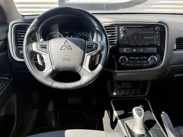 Mitsubishi Outlander 2015 photo 2