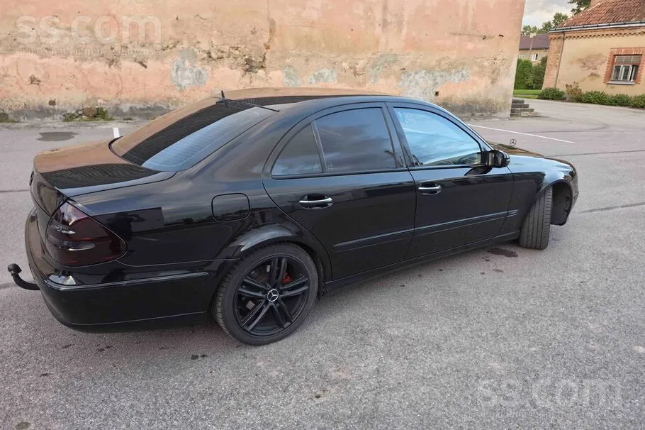 Mercedes-Benz E320 2005 photo 4
