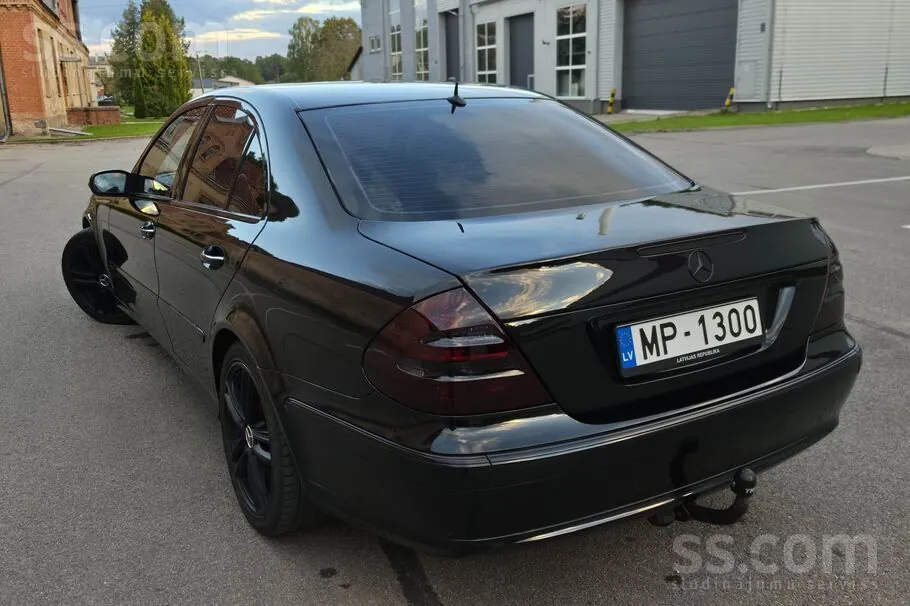 Mercedes-Benz E320 2005 photo 3