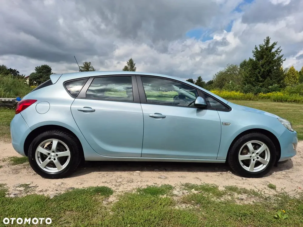 Opel Astra 2010 photo 3